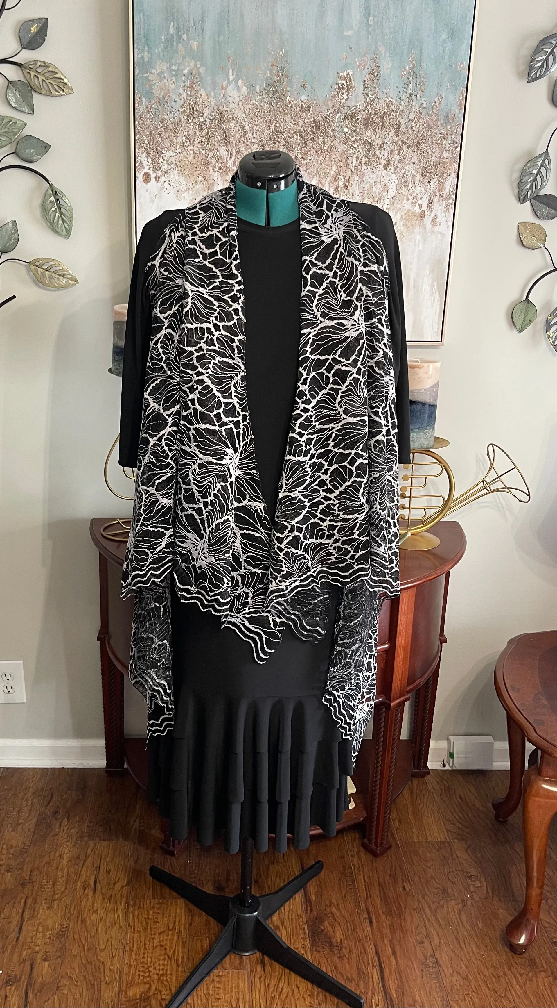 New! Black/White Lace Vest (S-2X)